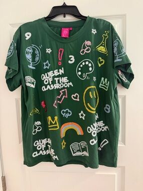 QOS: "Queen of the Classroom" Graphic Tee - Green